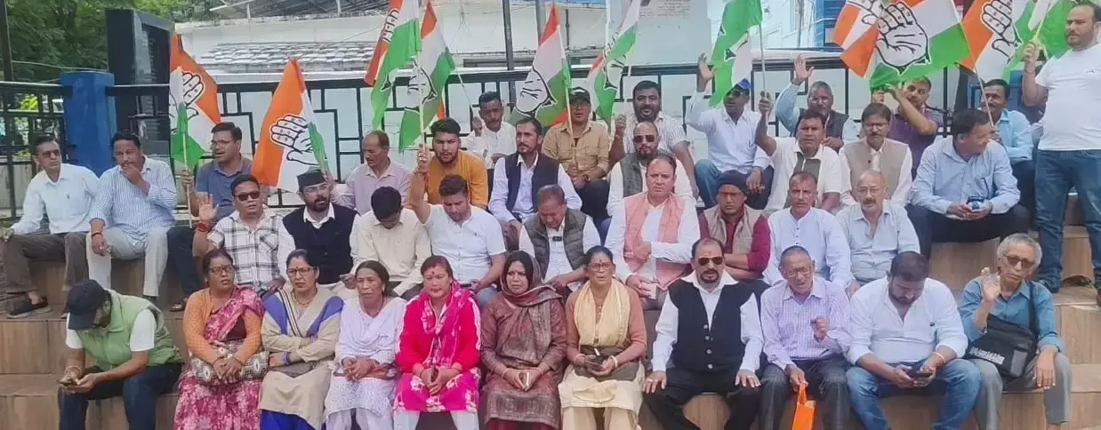 गोपेश्वर में कांग्रेस कार्यकर्ताओं ने सीईसी के खिलाफ किया प्रदर्शन