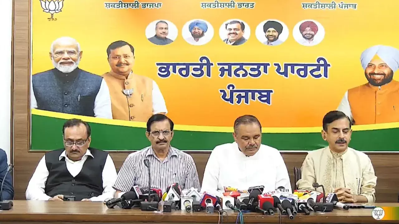 LPU में हिंसा: बीजेपी ने पंजाब सरकार को घेरा, विफलता का लगाया आरोप LPU में हिंसा: बीजेपी ने पंजाब सरकार को घेरा, विफलता का लगाया आरोप