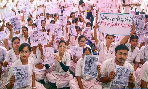 KGMU में नर्सिंग छात्रों के प्रदर्शन पर सख्ती कार्रवाई की चेतावनी