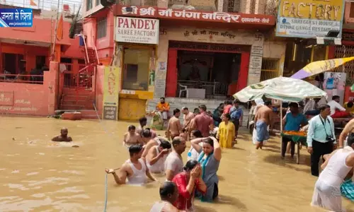 वाराणसी में फिर उफान पर गंगा, जलस्तर 68.25 मीटर पहुंचा, नाव संचालन पर रोक