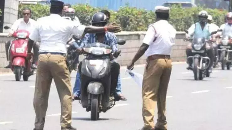 Telangana: ट्रैफिक जुर्माने को बिजली बिल से जोड़ने पर लोग बंटे हुए हैं Telangana: ट्रैफिक जुर्माने को बिजली बिल से जोड़ने पर लोग बंटे हुए हैं