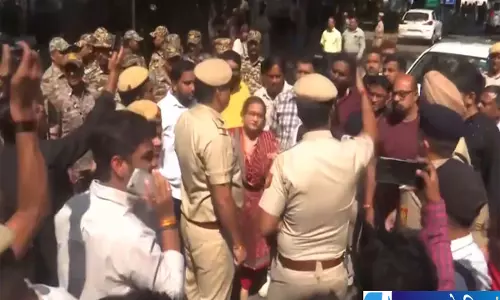 दिल्ली में AAP का जोरदार प्रदर्शन कई नेता और कार्यकर्ता हिरासत में दिल्ली में AAP का जोरदार प्रदर्शन कई नेता और कार्यकर्ता हिरासत में
