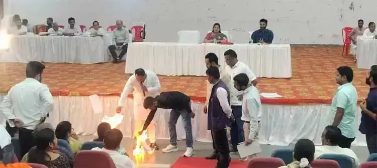 नगर निगम बोर्ड बैठक में कांग्रेस पार्षदों का हंगामा, प्रस्तावों की प्रतियां जलाईं