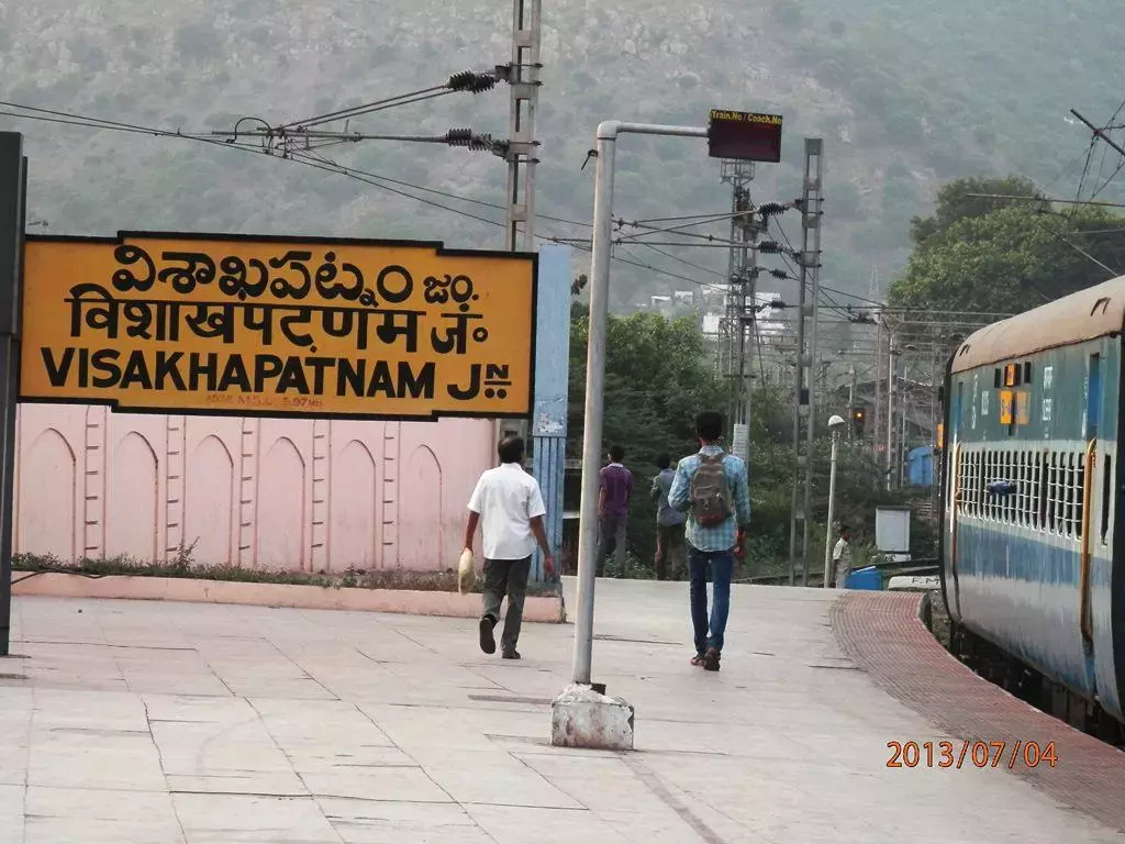 Andhra: विशाखापत्तनम रेलवे स्टेशन ने रेल विरासत के 130 साल पूरे होने का जश्न मनाया