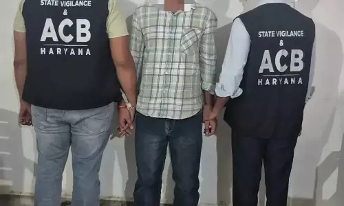 करनाल नगर निगम में रिश्वत लेते क्लर्क पर कार्रवाई