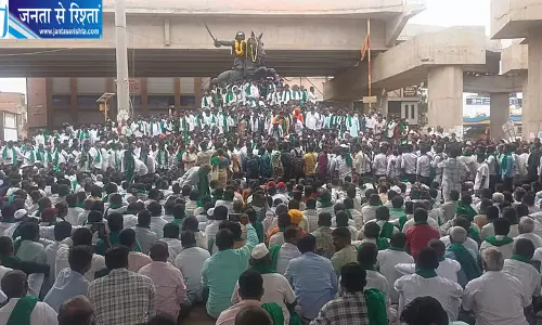 हुबली में हजारों गन्ना किसानों का प्रदर्शन, FRP बढ़ाने और स्वामीनाथन आयोग लागू करने की मांग हुबली में हजारों गन्ना किसानों का प्रदर्शन, FRP बढ़ाने और स्वामीनाथन आयोग लागू करने की मांग
