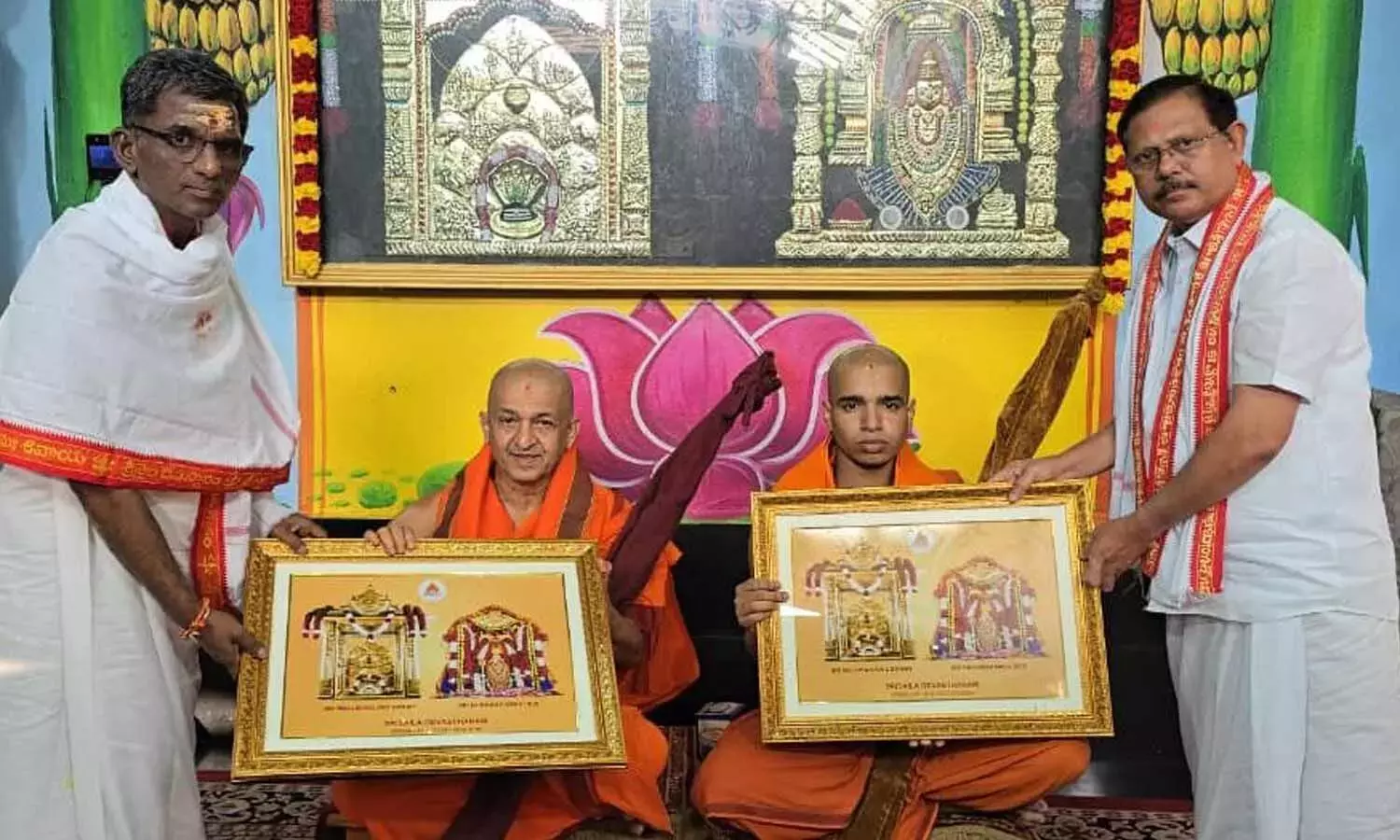 Andhra: पेजावर मठ के संतों ने श्रीशैलम मंदिर में विशेष पूजा-अर्चना की Andhra: पेजावर मठ के संतों ने श्रीशैलम मंदिर में विशेष पूजा-अर्चना की