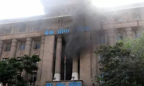 बैंक कार्यालय में आग से मचा हड़कंप, कोई हताहत नहीं बैंक कार्यालय में आग से मचा हड़कंप, कोई हताहत नहीं