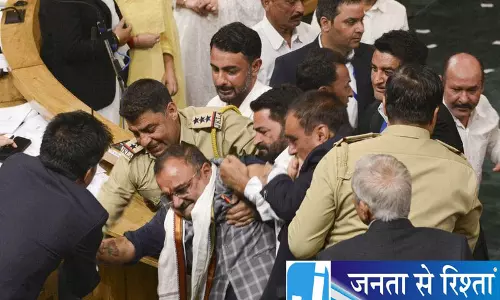 विरोध कर रहे चार विधायक सदन से बाहर विरोध कर रहे चार विधायक सदन से बाहर