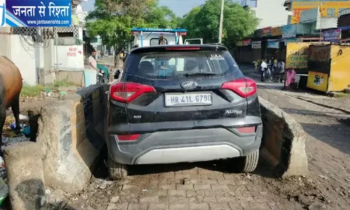सरस्वती चौक के डिवाइडर में फंसी कार, एक्सल टूटा, लोगों ने मशक्कत से बाहर निकाला