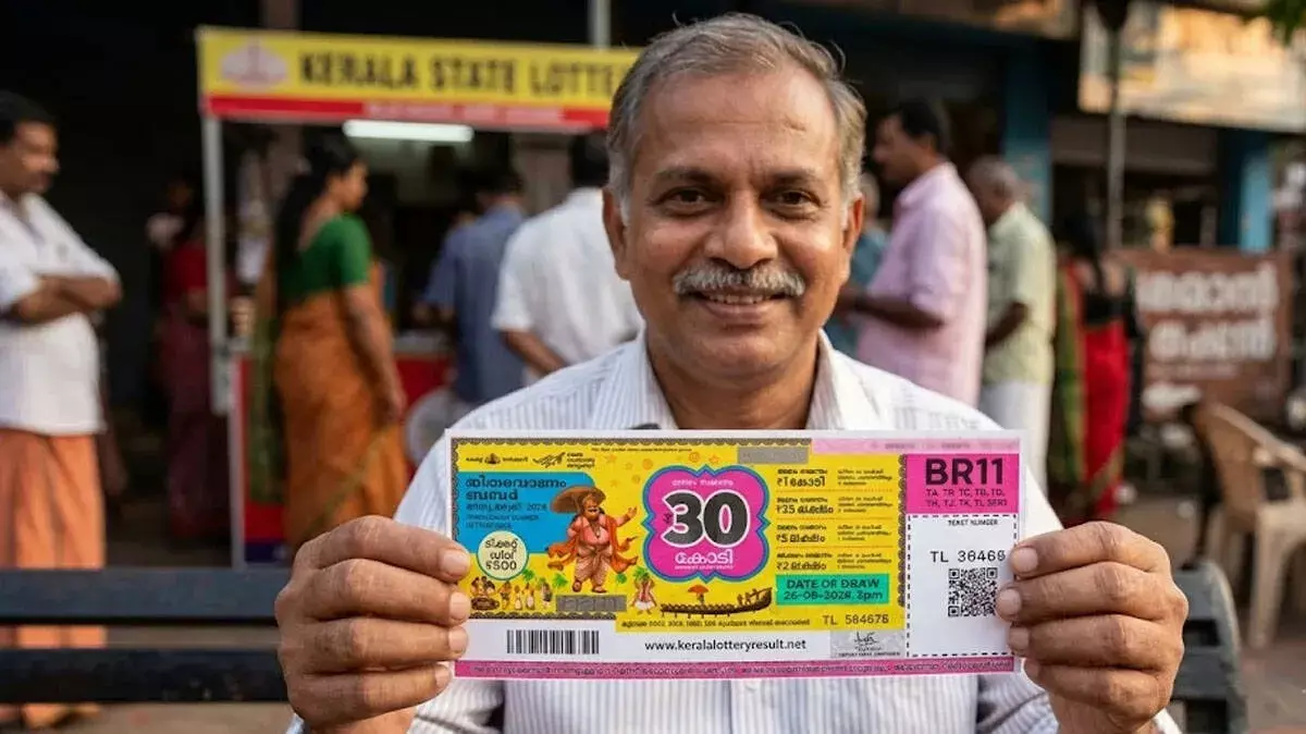 ओणम बंपर 30 करोड़ विजेता: मोकेरी के युवक ने बैंक मैनेजर को सौंपा टिकट