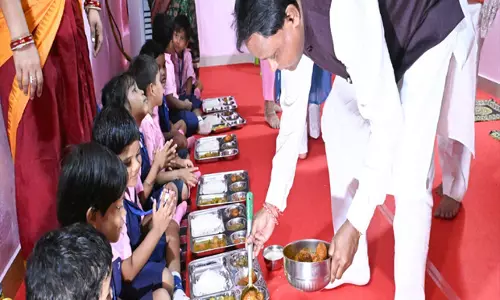 CM माझी ने बच्चों को बांटे लर्निंग किट वाले स्कूल बैग