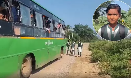 बस स्टॉप पर नहीं रुकी KSRTC बस, परीक्षा देने जा रहे छात्रों ने किया विरोध बस स्टॉप पर नहीं रुकी KSRTC बस, परीक्षा देने जा रहे छात्रों ने किया विरोध