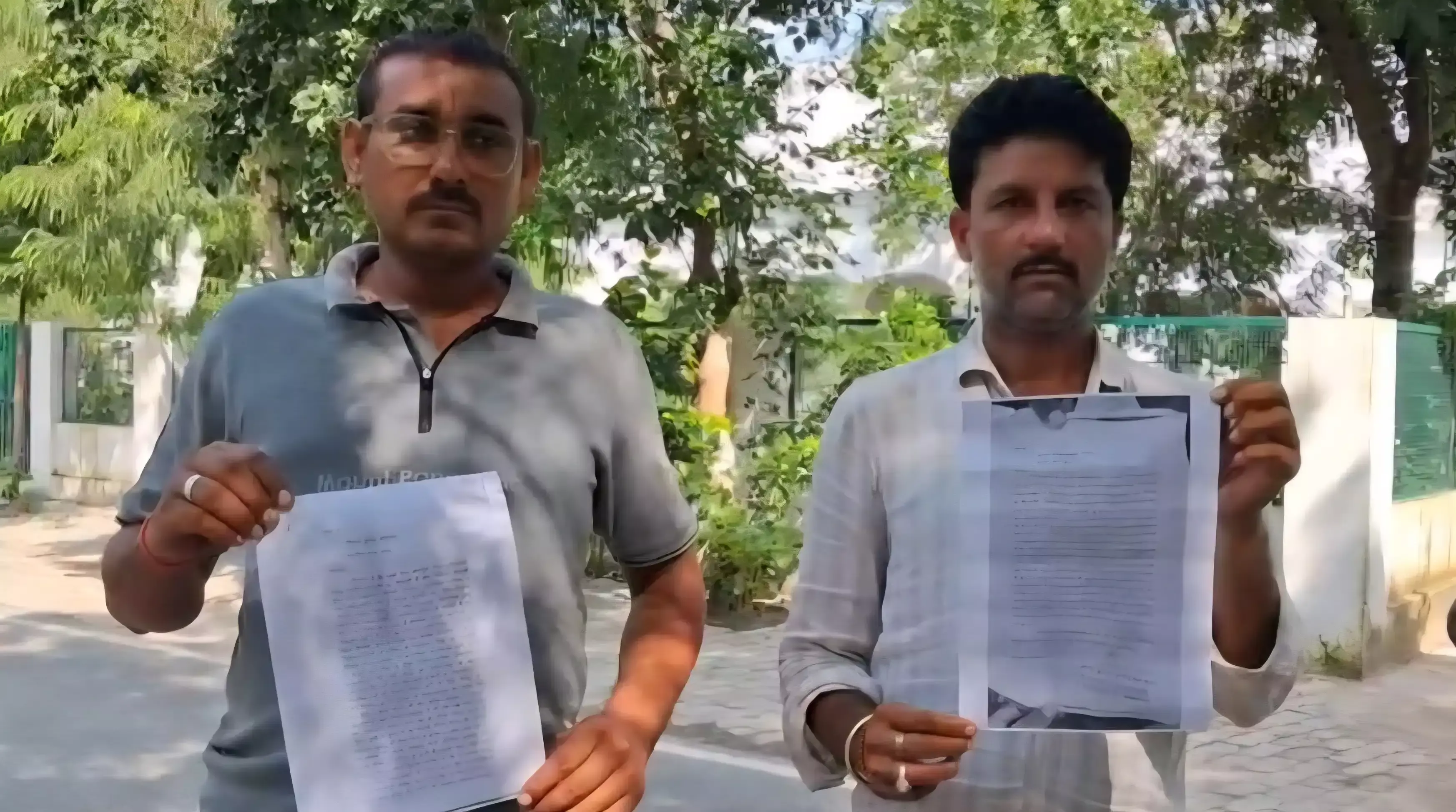 दबंगों के जमीन कब्जाने से परेशान पीड़ित, डीएम के सामने रखी शिकायत दबंगों के जमीन कब्जाने से परेशान पीड़ित, डीएम के सामने रखी शिकायत
