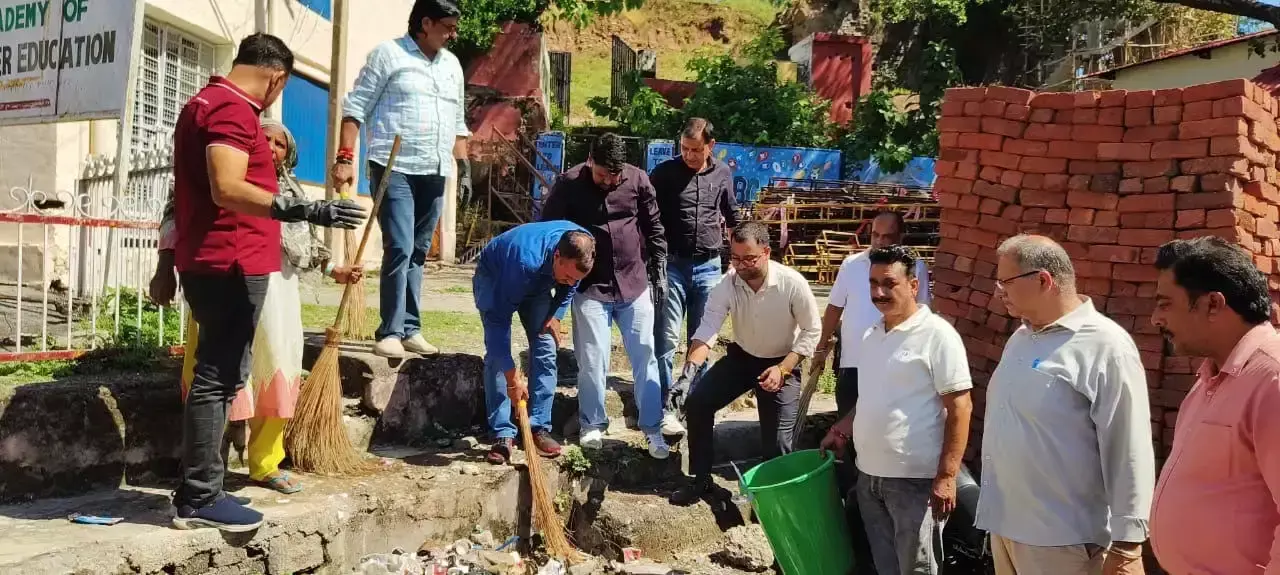 स्वच्छ बसोहली अभियान के तहत रामलीला मैदान में सफाई
