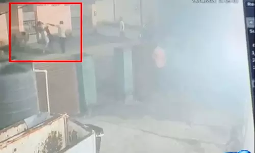 सिगरेट देने की बात पर बवाल, युवक को सड़क पर पटक-पटककर पीटा सिगरेट देने की बात पर बवाल, युवक को सड़क पर पटक-पटककर पीटा