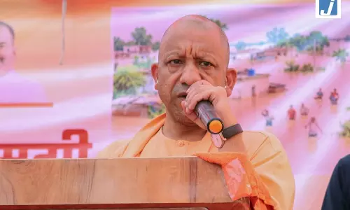 कुशीनगर में बाढ़ प्रभावितों से मिले CM योगी