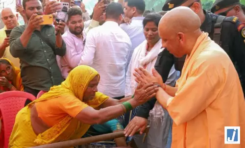 ग्राउंड जीरो पर पहुंचे CM योगी, बाढ़ प्रभावित गांवों का लिया जायजा ग्राउंड जीरो पर पहुंचे CM योगी, बाढ़ प्रभावित गांवों का लिया जायजा