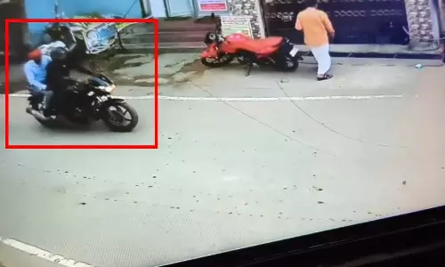 केलो विहार में महिला से चेन स्नेचिंग, आरोपी CCTV में कैद