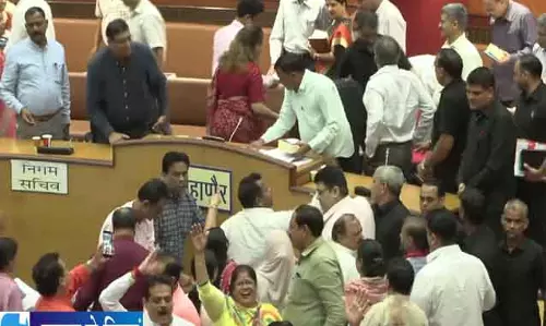सुरक्षा कर्मियों से धक्का मुक्की का आरोप MCD में बढ़ा विवाद सुरक्षा कर्मियों से धक्का मुक्की का आरोप MCD में बढ़ा विवाद