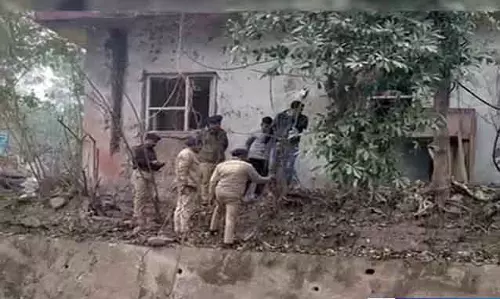 नालागढ़ में लड़ाई की जांच के दौरान मिली ग्रेनेड जैसी संदिग्ध वस्तु नालागढ़ में लड़ाई की जांच के दौरान मिली ग्रेनेड जैसी संदिग्ध वस्तु