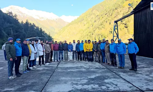 कालिंदी पास से 15 ट्रेकर्स-पोर्टर्स का सुरक्षित रेस्क्यू, हेलीकॉप्टर से हर्षिल हेलीपैड पहुंचाया कालिंदी पास से 15 ट्रेकर्स-पोर्टर्स का सुरक्षित रेस्क्यू, हेलीकॉप्टर से हर्षिल हेलीपैड पहुंचाया