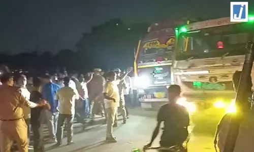 जलभराव को लेकर हाईवे पर उतरे लोग, VIDEO वायरल... जलभराव को लेकर हाईवे पर उतरे लोग, VIDEO वायरल...
