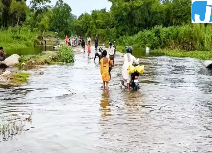 कुशीनगर में नदी का बांध टूटने से कई गांवों में आई बाढ़ कुशीनगर में नदी का बांध टूटने से कई गांवों में आई बाढ़