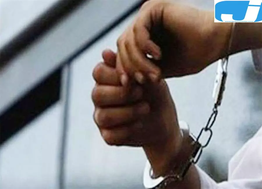 ट्रॉली बैग में 50 हजार की शराब के साथ तस्कर गिरफ्तार ट्रॉली बैग में 50 हजार की शराब के साथ तस्कर गिरफ्तार