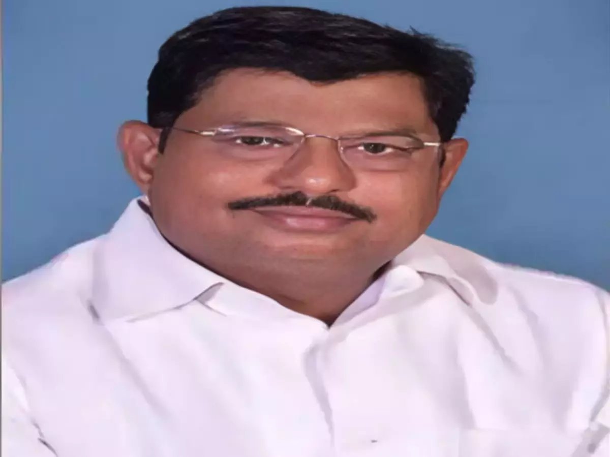 महिला बैंककर्मी को प्रताड़ित करने के आरोप में सपा नेता गिरफ्तार, अलीगढ़ में रिश्तेदार के घर छिपा था महिला बैंककर्मी को प्रताड़ित करने के आरोप में सपा नेता गिरफ्तार, अलीगढ़ में रिश्तेदार के घर छिपा था