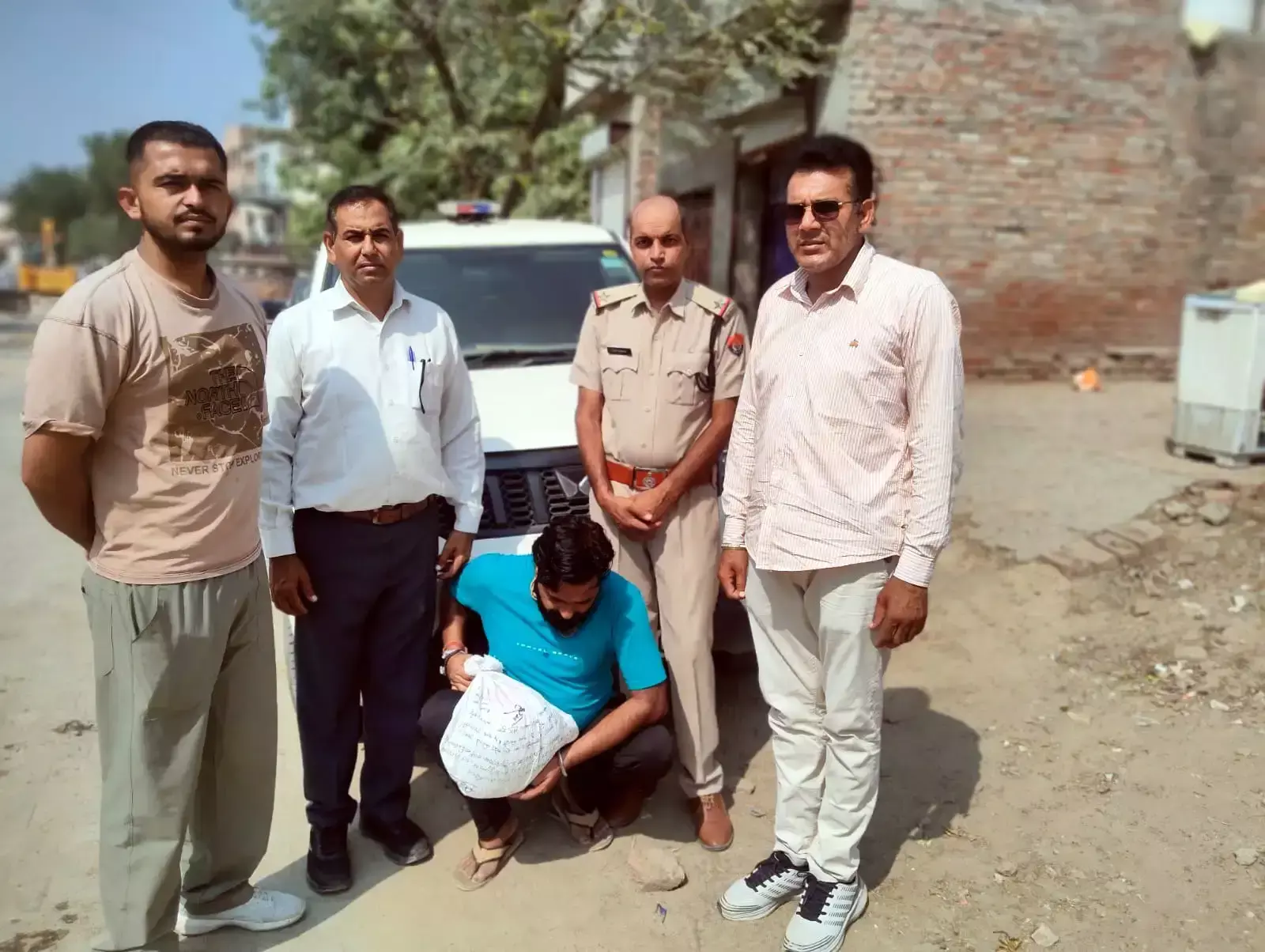 सिरसा में तस्करी का भंडाफोड़, गांजा पत्ती तस्कर गिरफ्तार सिरसा में तस्करी का भंडाफोड़, गांजा पत्ती तस्कर गिरफ्तार