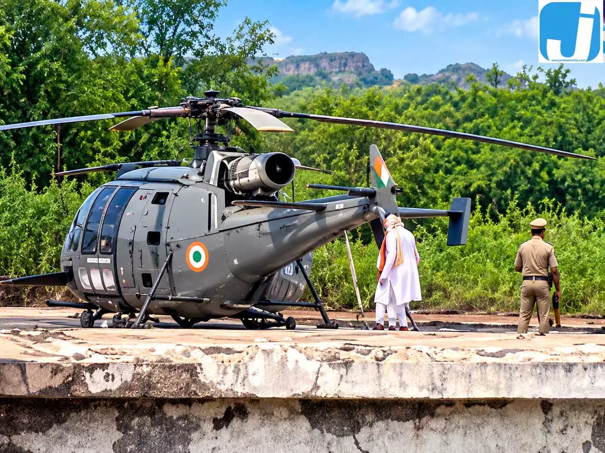 वाराणसी एयर शो से पहले अंधऊ हवाई पट्टी पर हेलीकॉप्टर की लैंडिंग वाराणसी एयर शो से पहले अंधऊ हवाई पट्टी पर हेलीकॉप्टर की लैंडिंग