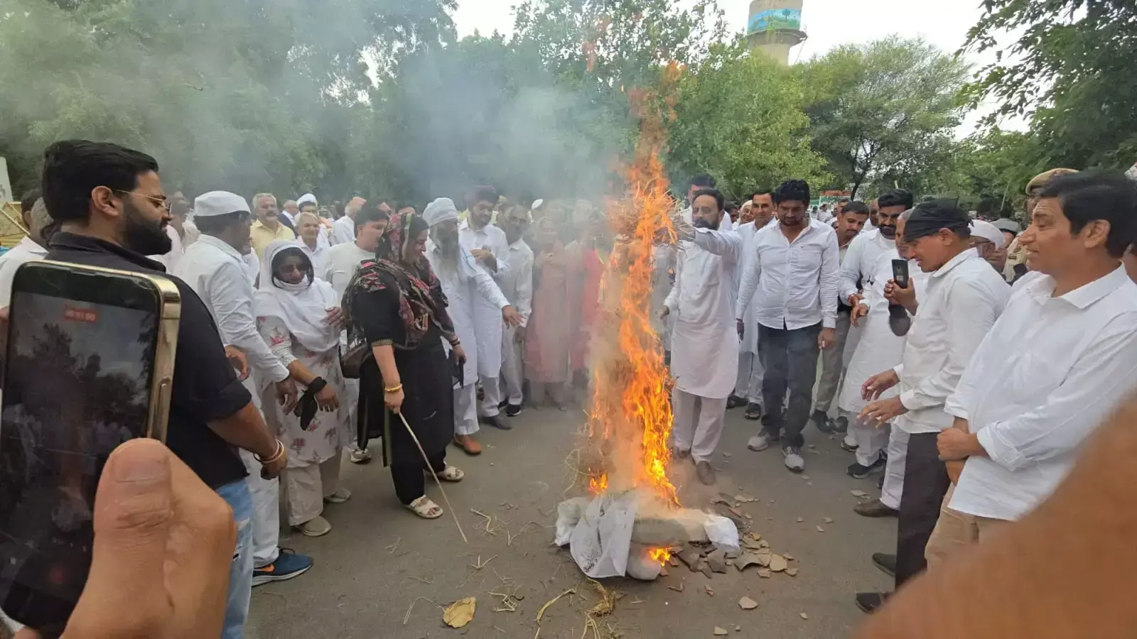 सिरसा में कांग्रेस का विरोध प्रदर्शन, सीईसी का पुतला फूंका सिरसा में कांग्रेस का विरोध प्रदर्शन, सीईसी का पुतला फूंका