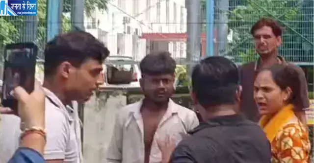बाइक ट्रांसफर नहीं होने पर RTO ऑफिस में हंगामा, भाई-बहन ने दलाल को पीटा बाइक ट्रांसफर नहीं होने पर RTO ऑफिस में हंगामा, भाई-बहन ने दलाल को पीटा