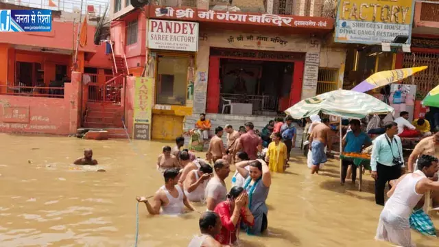 वाराणसी में फिर उफान पर गंगा, जलस्तर 68.25 मीटर पहुंचा, नाव संचालन पर रोक वाराणसी में फिर उफान पर गंगा, जलस्तर 68.25 मीटर पहुंचा, नाव संचालन पर रोक