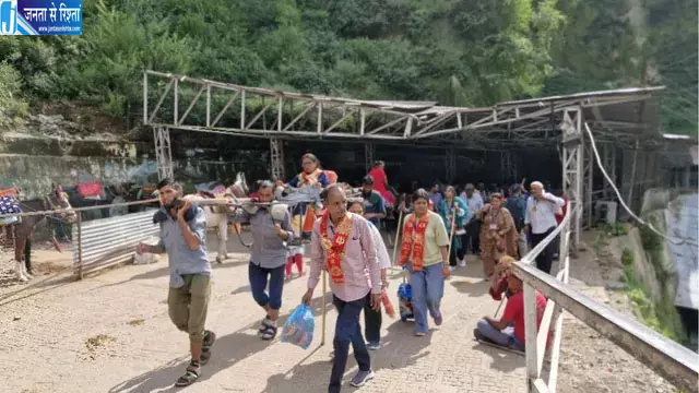 मौसम साफ होते ही वैष्णो देवी यात्रा ने पकड़ी रफ्तार, श्रद्धालुओं की आवाजाही सुचारु मौसम साफ होते ही वैष्णो देवी यात्रा ने पकड़ी रफ्तार, श्रद्धालुओं की आवाजाही सुचारु
