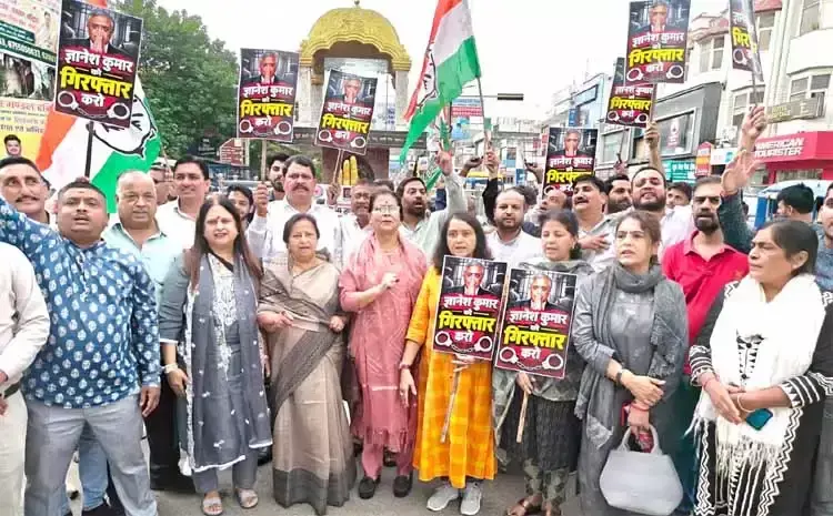 मुख्य चुनाव आयुक्त के इस्तीफे को लेकर कांग्रेस का प्रदर्शन मुख्य चुनाव आयुक्त के इस्तीफे को लेकर कांग्रेस का प्रदर्शन