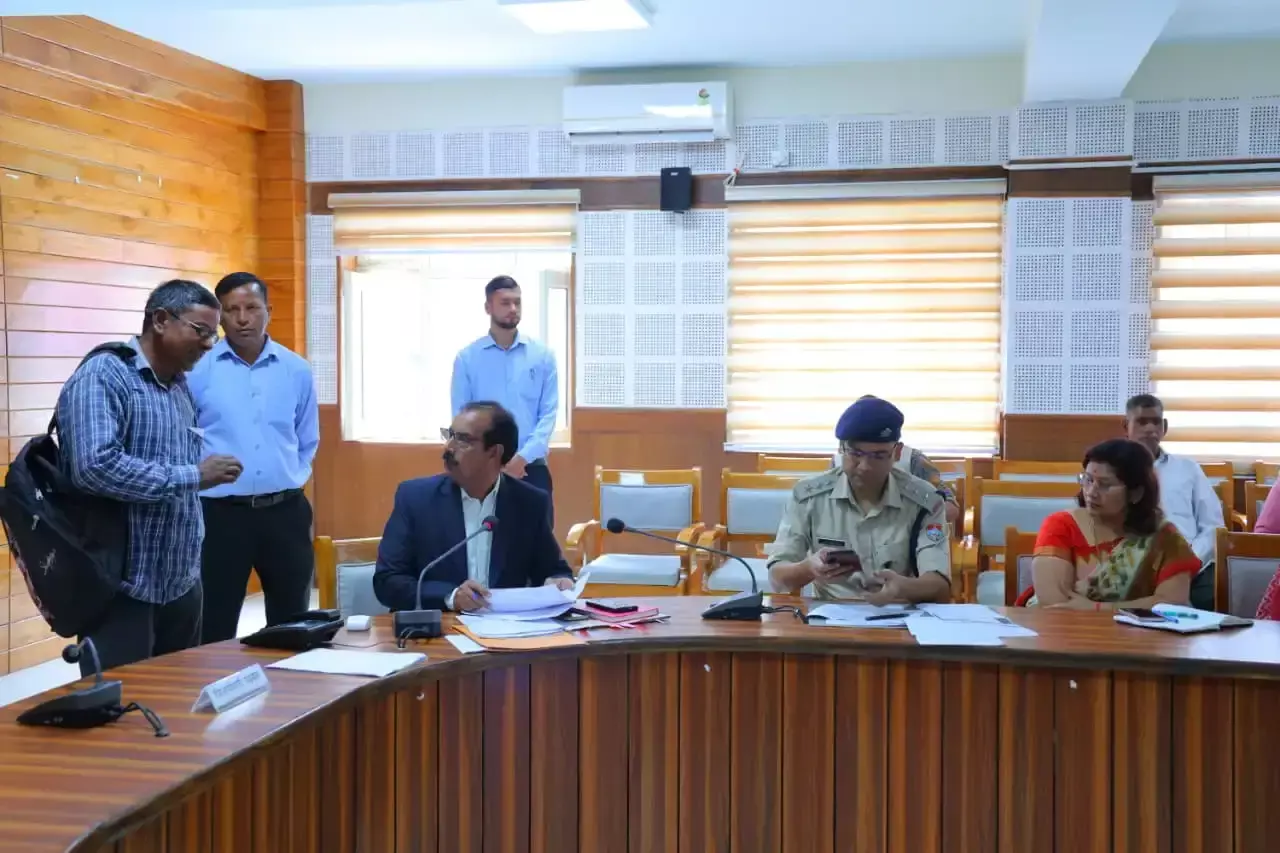 10 मामलों के साथ जनता दर्शन में पहुंचे फरियादी 10 मामलों के साथ जनता दर्शन में पहुंचे फरियादी