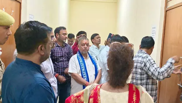 जिलाधिकारी सत्येन्द्र कुमार ने EVM वेयर हाउस का किया निरीक्षण जिलाधिकारी सत्येन्द्र कुमार ने EVM वेयर हाउस का किया निरीक्षण