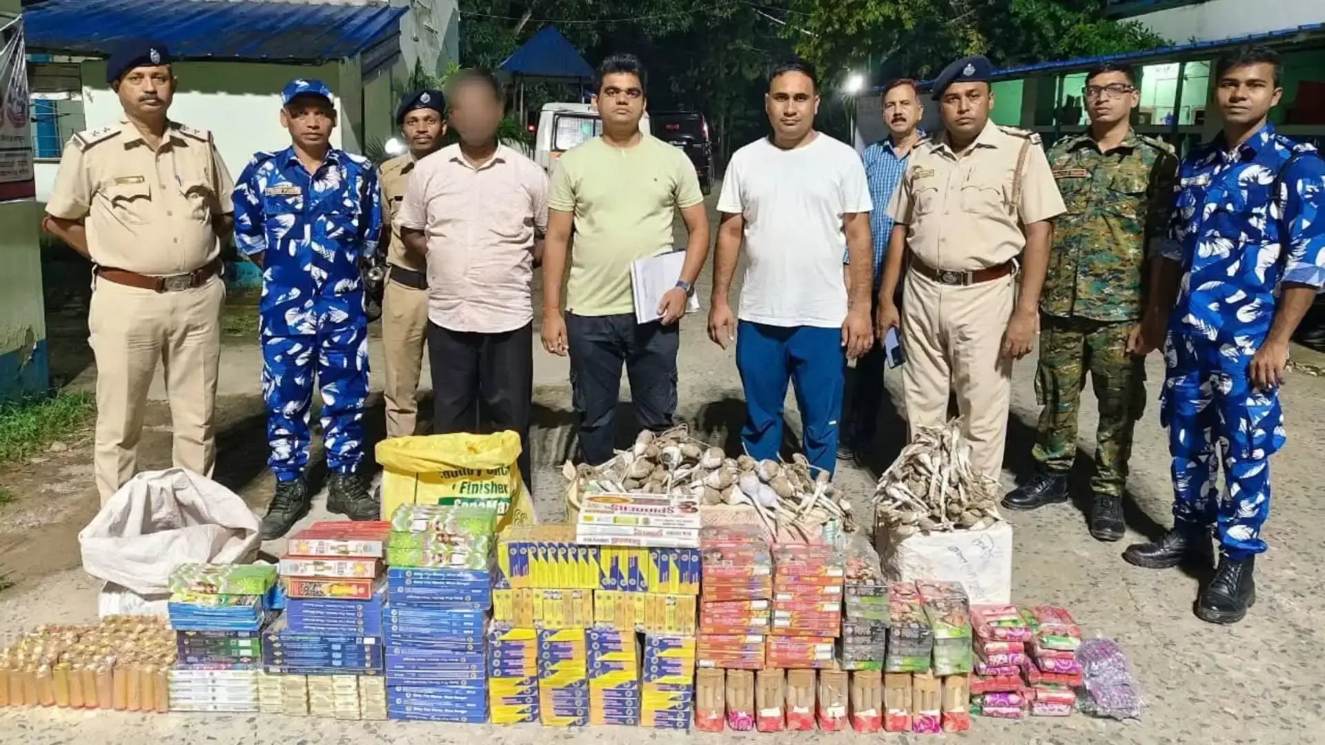 खेजुरी थाना इलाके में आतिशबाजी के खिलाफ पुलिस की कार्रवाई खेजुरी थाना इलाके में आतिशबाजी के खिलाफ पुलिस की कार्रवाई