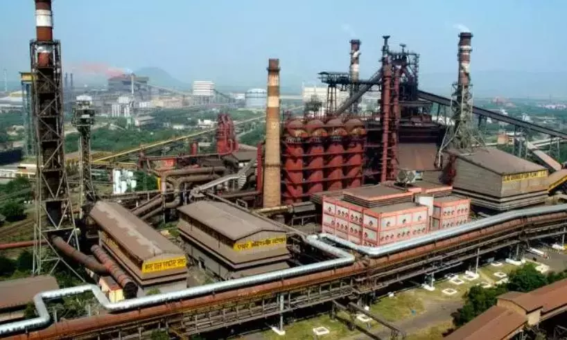 Andhra: वीएसपी के एसएमएस-1 में पिघला हुआ स्टील जमीन पर गिरा, किसी के घायल होने की सूचना नहीं है Andhra: वीएसपी के एसएमएस-1 में पिघला हुआ स्टील जमीन पर गिरा, किसी के घायल होने की सूचना नहीं है