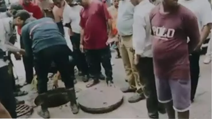 मेनहोल सफाई के दौरान हादसा, एक मजदूर की मौत और दूसरा घायल मेनहोल सफाई के दौरान हादसा, एक मजदूर की मौत और दूसरा घायल