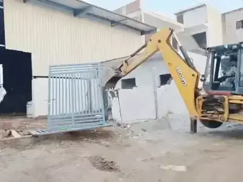 चार अवैध कॉलोनियों पर प्रशासन की कार्रवाई, 18 बाउंड्री वॉल तोड़ी चार अवैध कॉलोनियों पर प्रशासन की कार्रवाई, 18 बाउंड्री वॉल तोड़ी