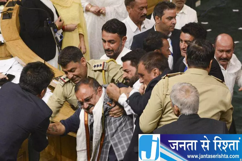 विरोध कर रहे चार विधायक सदन से बाहर विरोध कर रहे चार विधायक सदन से बाहर