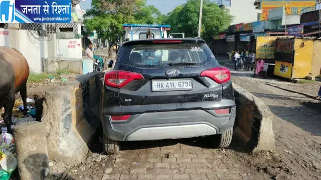 सरस्वती चौक के डिवाइडर में फंसी कार, एक्सल टूटा, लोगों ने मशक्कत से बाहर निकाला सरस्वती चौक के डिवाइडर में फंसी कार, एक्सल टूटा, लोगों ने मशक्कत से बाहर निकाला