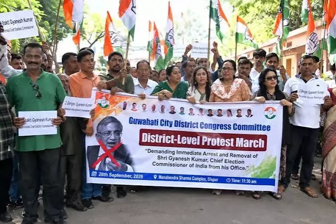 CEC ज्ञानेश कुमार के विरोध में उतरी असम कांग्रेस, सड़कों पर किया प्रदर्शन CEC ज्ञानेश कुमार के विरोध में उतरी असम कांग्रेस, सड़कों पर किया प्रदर्शन
