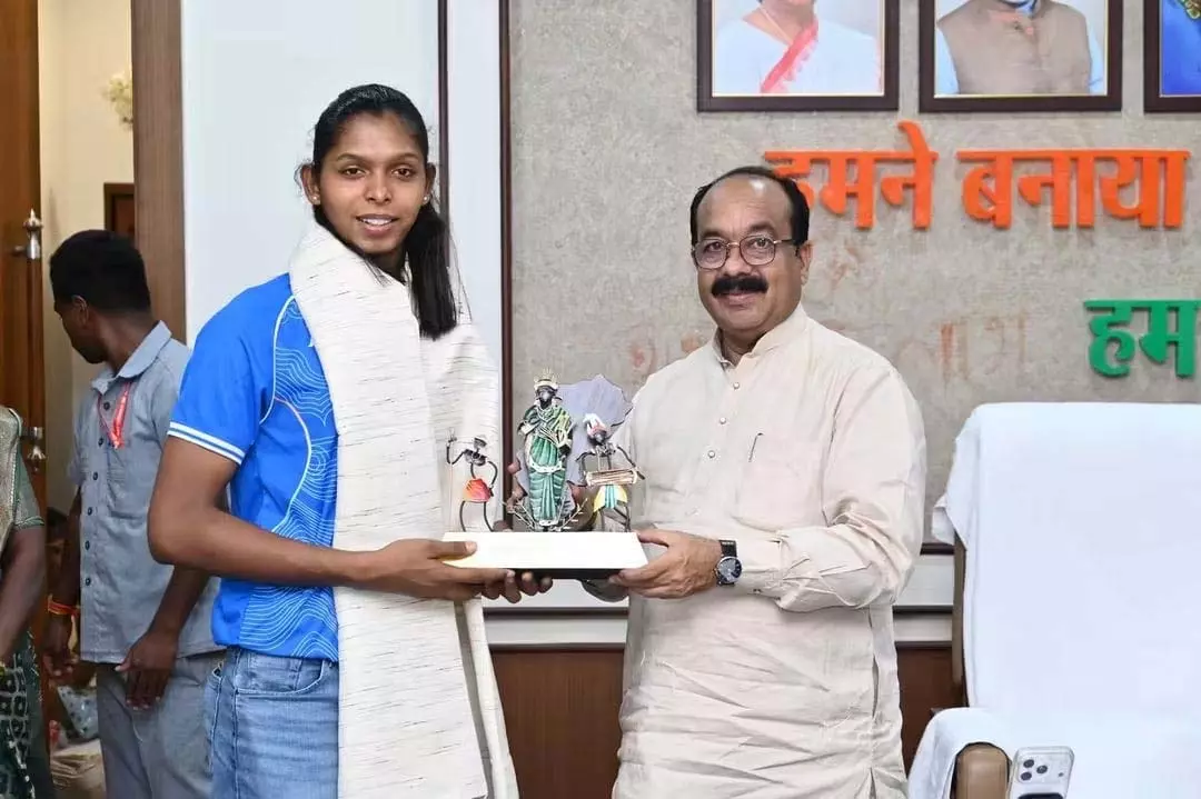 संजू की स्वर्णिम जीत पर उप मुख्यमंत्री अरुण साव ने थपथपाई पीठ संजू की स्वर्णिम जीत पर उप मुख्यमंत्री अरुण साव ने थपथपाई पीठ
