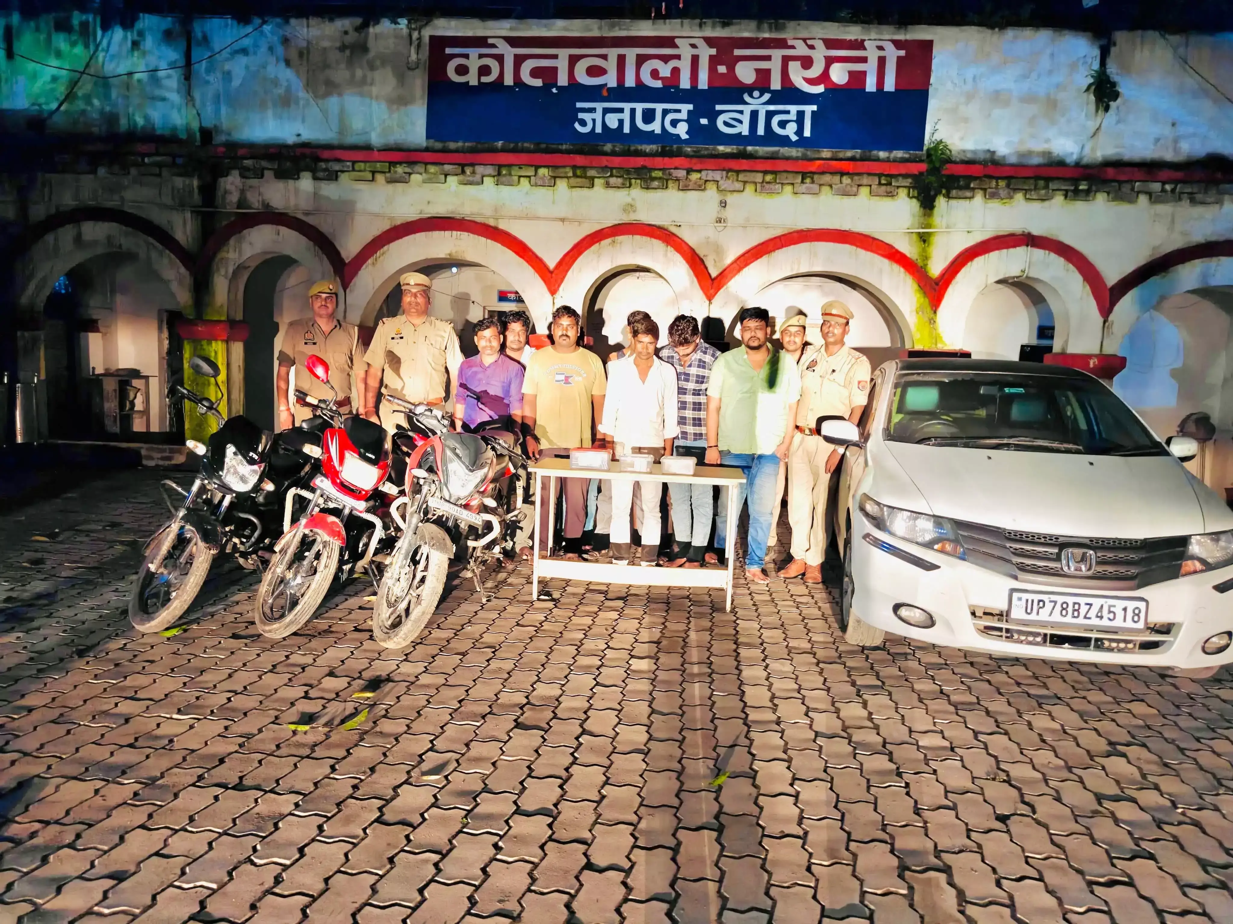 ट्रांसपोर्ट ऑफिस में चल रहा था जुआ, पुलिस ने 11 लोगों को पकड़ा ट्रांसपोर्ट ऑफिस में चल रहा था जुआ, पुलिस ने 11 लोगों को पकड़ा