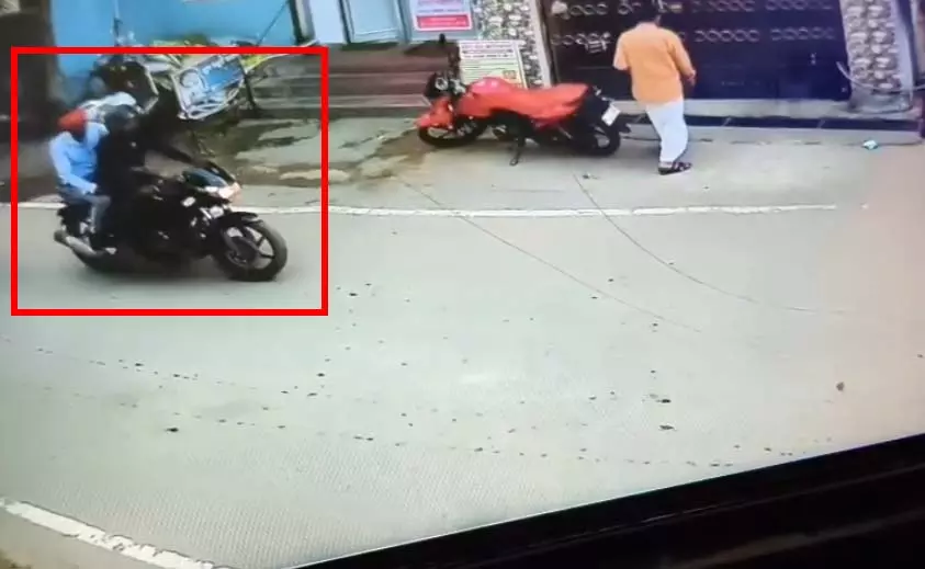 केलो विहार में महिला से चेन स्नेचिंग, आरोपी CCTV में कैद केलो विहार में महिला से चेन स्नेचिंग, आरोपी CCTV में कैद