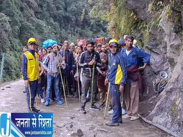 केदारनाथ मार्ग पर SDRF का बड़ा रेस्क्यू 9 हजार यात्री सुरक्षित निकाले केदारनाथ मार्ग पर SDRF का बड़ा रेस्क्यू 9 हजार यात्री सुरक्षित निकाले